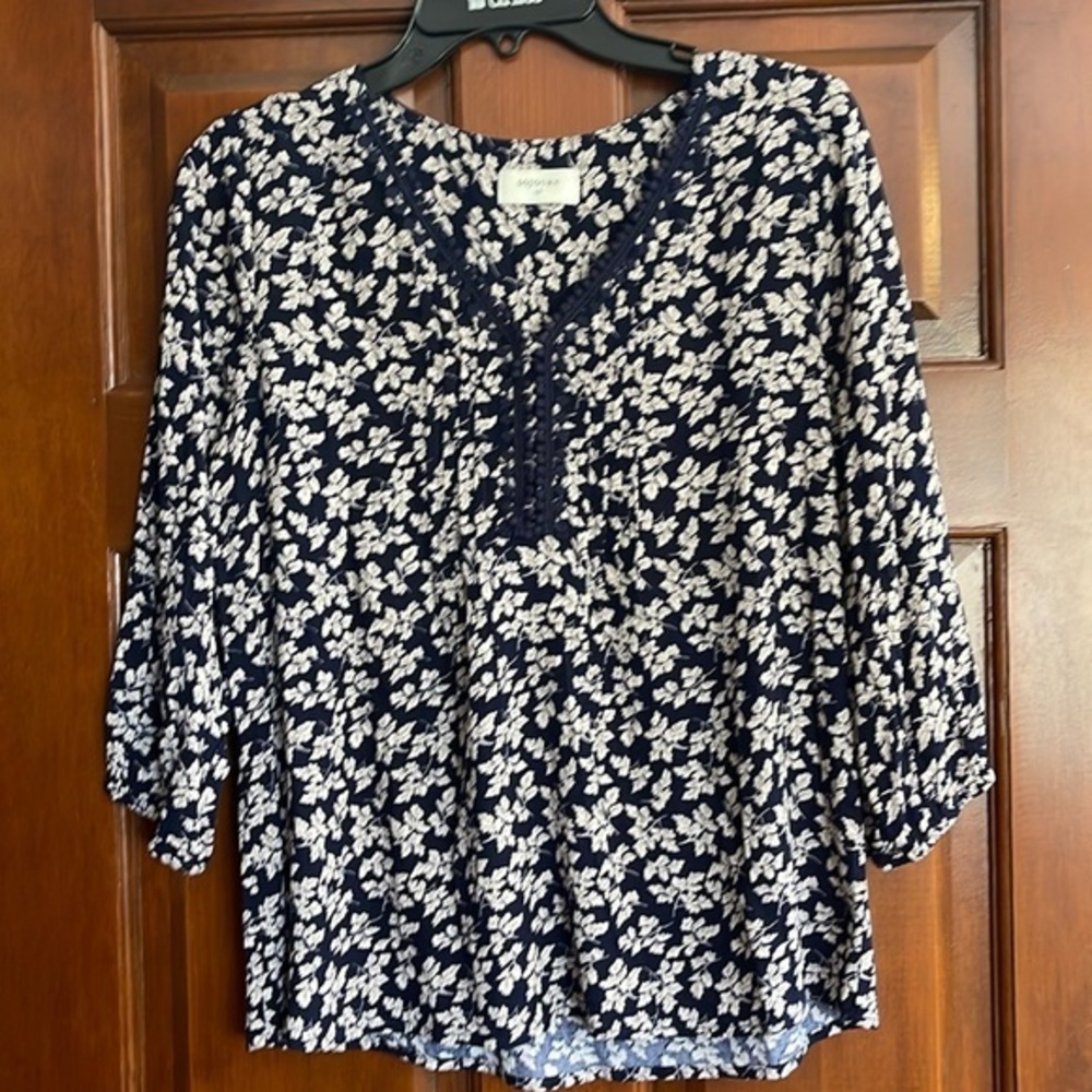 SOUJORN embroidered V-neck leaf print  blouse petite small